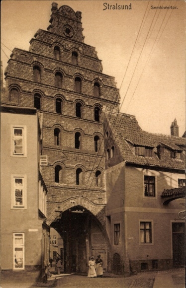 Ak Stralsund in Vorpommern, Semlowertor,  Architektur, zwei Personen, Straßenszene
