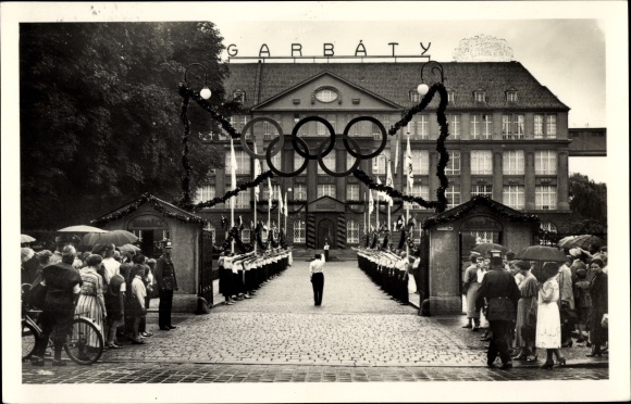 Ak Berlin Pankow, Zigarettenfabrik Garbaty, Festschmuck zu den Olympischen Spielen, Deutscher Gruß