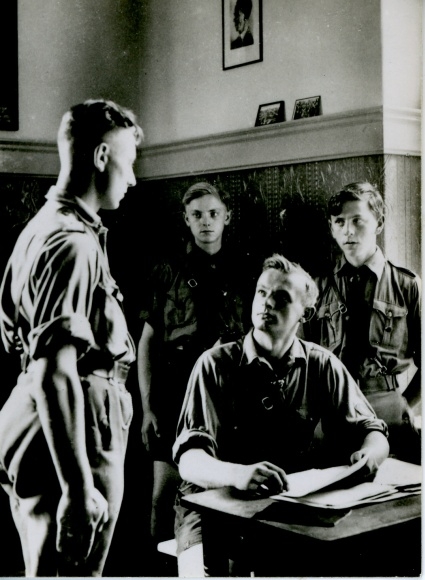 Sammelbild Jugend in Front, Hitlerjugend und Jungvolk Nr. 27, Führerschule Birkenwerder, Wachtstube