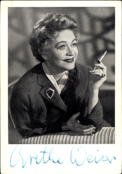 Postcard actress Grethe Weiser, portrait, cigarette, autograph