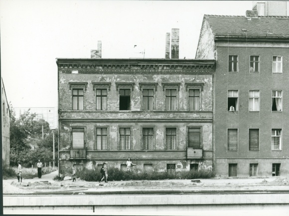 Photo Berlin Lichtenberg Alt Friedrichsfelde, North Street of Liberation, old buildings, local residents