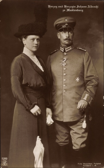 Postcard Duke Johann Albrecht and Duchess Elisabeth of Mecklenburg Schwerin, portrait, Iron Cross
