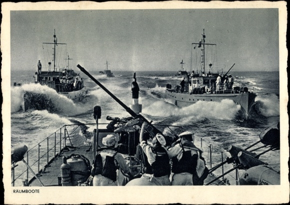 Postcard German warships, Räumboote, Kriegsmarine, sailors at the rear gun