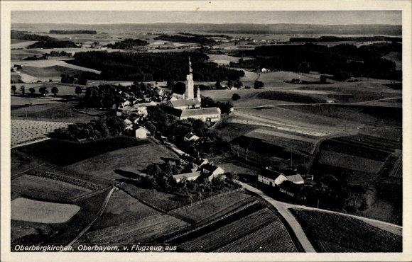 Ak Oberbergkirchen Oberbayern, Fliegeraufnahme von Ort und Umgebung, Kirche, Felder
