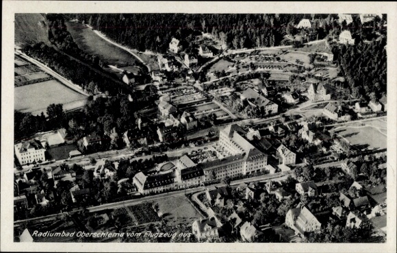 Ak Oberschlema Bad Schlema im Erzgebirge, Luftaufnahme von  Radiumbad, Häuser, Straßen