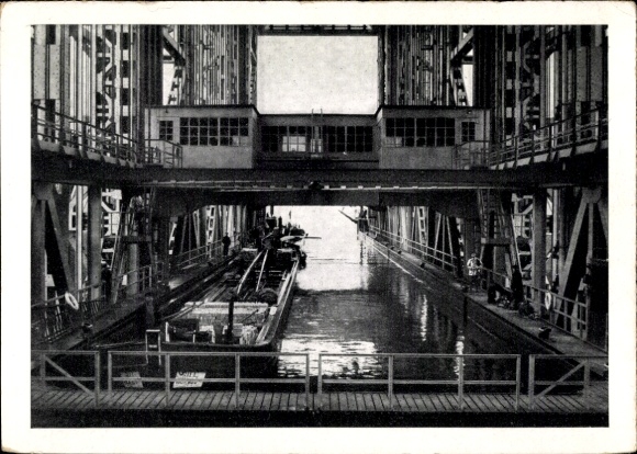 Postcard Niederfinow in Brandenburg, view of the ship lift, barge