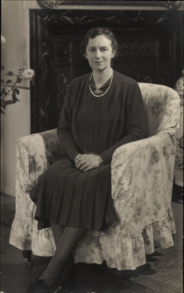 Photo Postcard Queen Alexandrine of Denmark, portrait