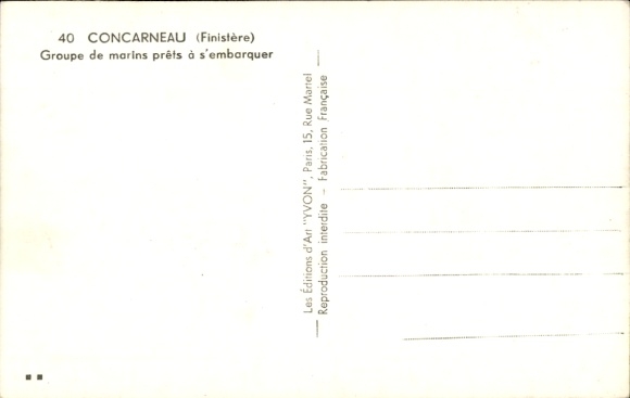 Postcard Concarneau Finistère, Groupe de marins prets a s'embarquer