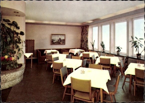 Ak Montabaur im Westerwald, Restaurant mit Tischen, Stühlen, Pflanzen, Fenster, Gemälde