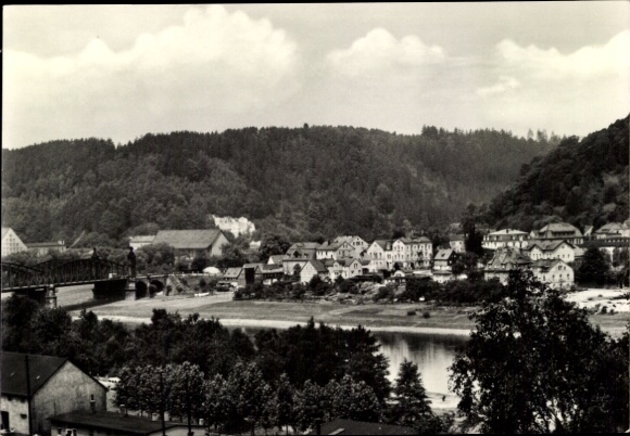 Ak Rathmannsdorf in der Sächsischen Schweiz, Schwarzwaldlandschaft, Gebäude, Fluss, Brücke, Wald