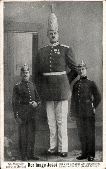 Postcard The tall Joseph, the tallest soldier, soldiers in uniform