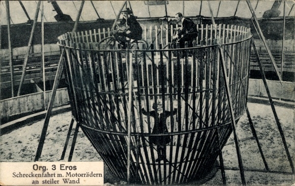 Ak Original 3 Eros, Schreckenfahrt  mit Motorrädern an steiler Wand