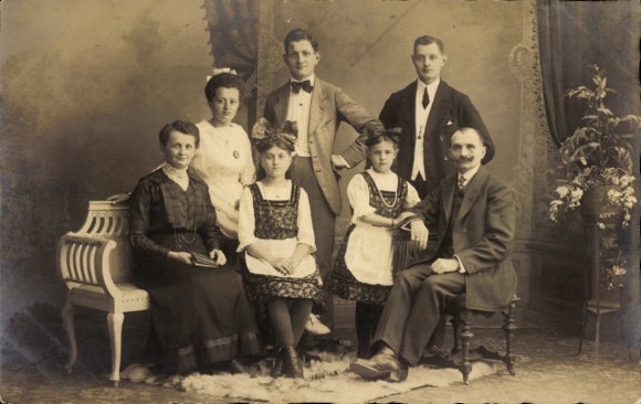 Photo Postcard Wernesgrün Steinberg in Vogtland, portrait of the Dietrich family