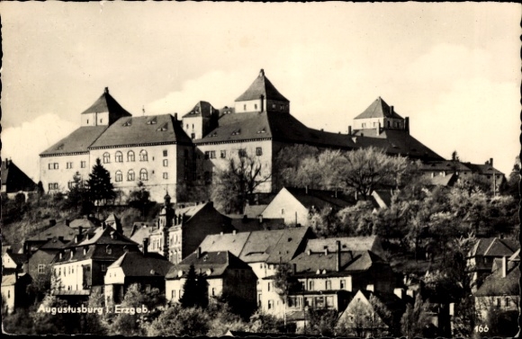 Ak Augustusburg im Erzgebirge, Burg  Erzgebirge, Häuser im Vordergrund