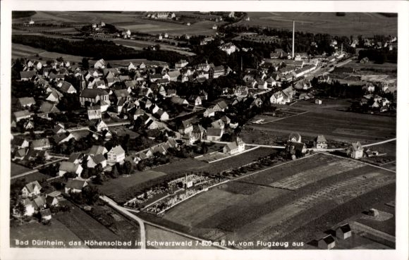 Ak Bad Dürrheim im Schwarzwald Baar Kreis, Fliegeraufnahme, Panorama vom Ort