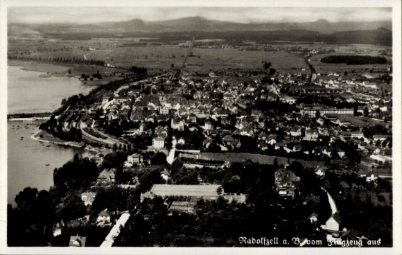 Ak Radolfzell am Bodensee, luchtfoto van het meerlandschap, stadsgezicht, architectuur