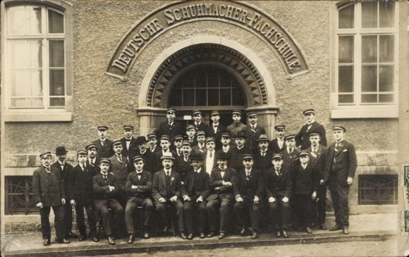 Foto Ak Siebenlehn Großschirma in Sachsen, Deutscher Schuhmacher-Fachschule, Gruppenfoto