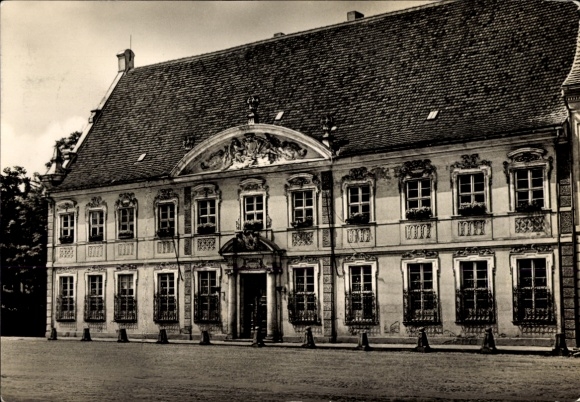 Postcard Zerbst in Anhalt, historic building, richly decorated facade, numerous windows with balconies...