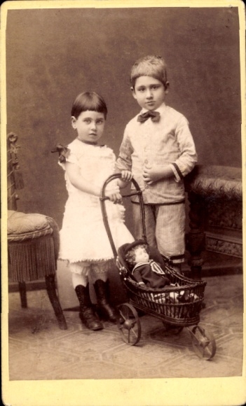 CdV Kinderportrait, zwei Kinder mit Puppenwagen, Puppe