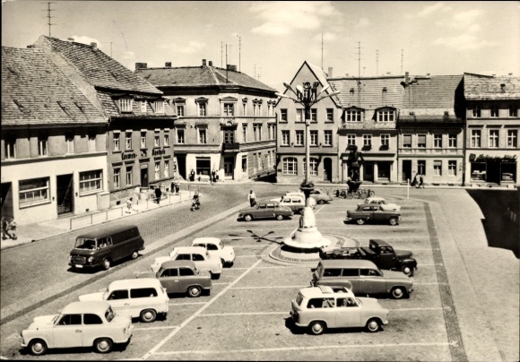 Postcard Perleberg in the Prignitz, town square with fountain and cars, buildings, black and white picture