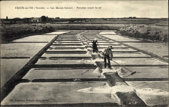 KP Croix de Vie Vendée, Les Marais Salants, Paludier tirant le sel