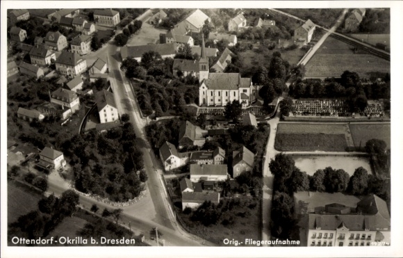 Ak Diensdorf Ottendorf-Okrilla Sachsen, Luftaufnahme,  Dresden, Gebäude, Dorfansicht, Landschaft