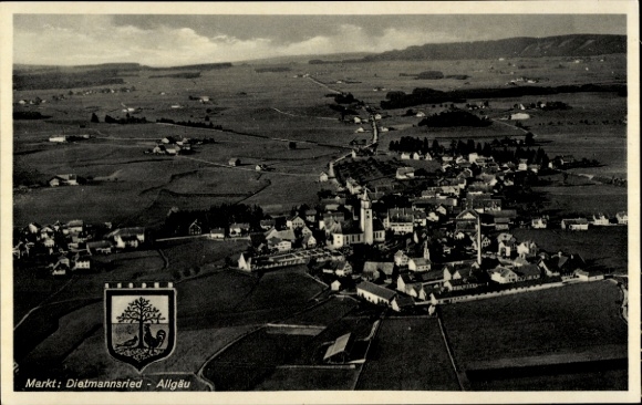 Ak Dietmannsried im Oberallgäu, Luftaufnahme von  Allgäu, charmantes Dorf, malerische Landschaft