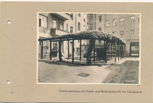 Photo Berlin Weißensee, Trumpf Schokoladenwerke, cloakroom, shower and bath rooms for followers