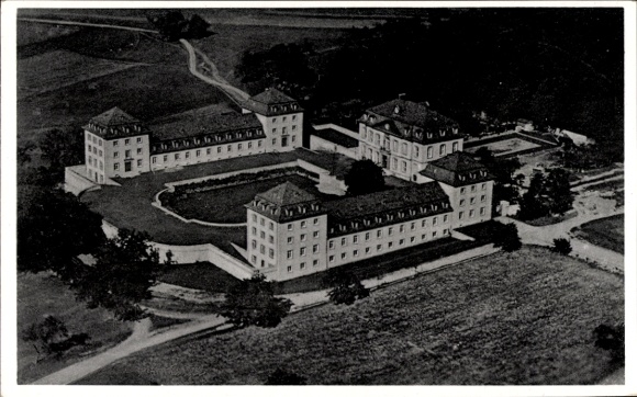 Ak Weilburg an der Lahn Hessen, Luftaufnahme eines Gebäudekomplexes, umgeben von Bäumen, Landscha