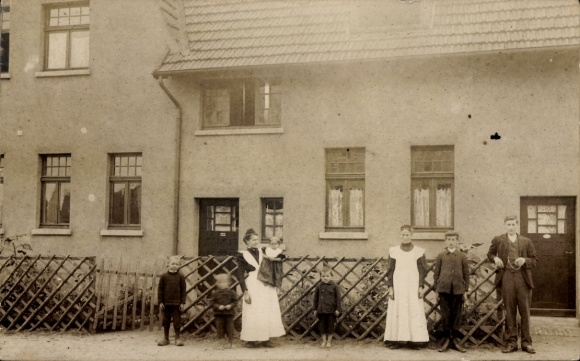 Photo Postcard Gladbeck in the Ruhr area Westphalia, family in front of a house