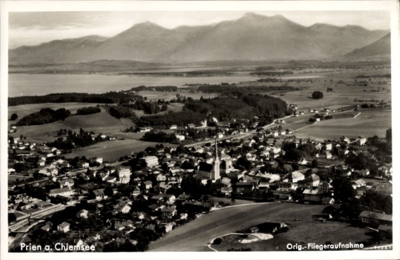 KP Prien am Chiemsee Górna Bawaria, widok z lotu ptaka, Chiemsee, góry w tle, widok na małe miasteczko