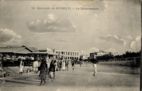 Ak Djibouti Dschibuti, Blick auf Le Débarcadère, Menschen, historische Gebäude