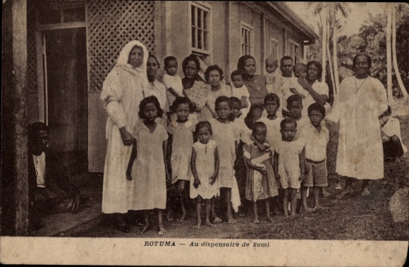 Postcard Rotuma Fiji, Au dispensaire de Sumi, portrait de groupe