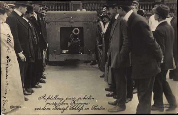 Postcard Berlin, installation of a captured Russian cannon, Royal Palace
