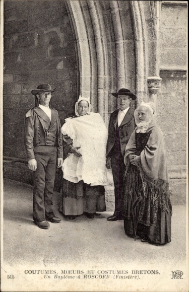 PC Roscoff Finistère, people in Breton costume