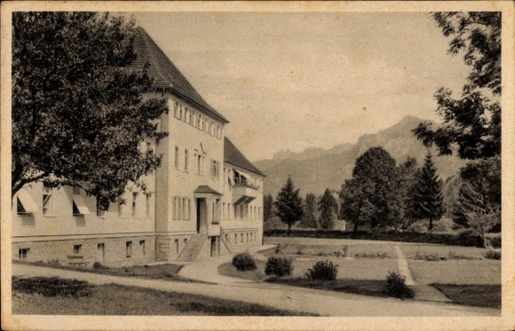 Ak Füssen am Lech Allgäu, Bezirkskrankenhaus und Kurheim, Architektur, Landschaft, Bäume, Berg...