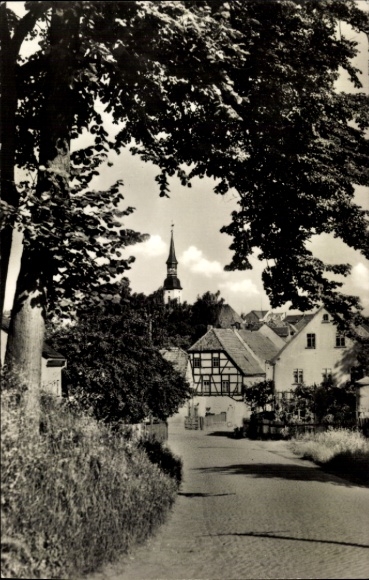 Ak Siebenlehn Großschirma in Sachsen, Landschaft mit Straße, Bäumen, Kirche im Hintergrund, alte 