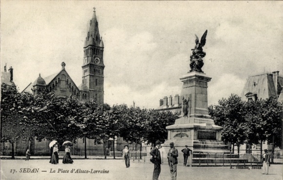 Ak Sedan Ardennes, Platz mit Statue, Kirche, Bäume, Menschen,  aus Sedan