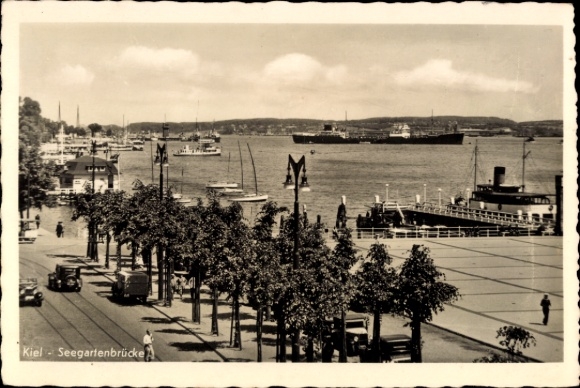 Ak Kiel,  Seegartenbrücke, Schiffe, Hafen, Bäume, Straße