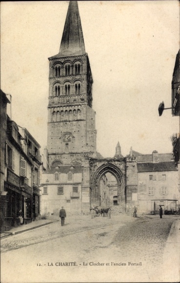 Ak La Charité sur Loire Nièvre, Historische Kirche, hoher Glockenturm, alter Torbogen, Straßenans