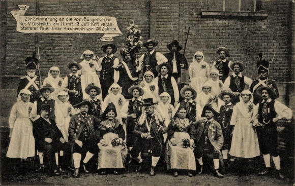 Postcard Herzogenaurach in Franconia Bavaria, Liebfrauenhaus, group photo, traditional costumes, church