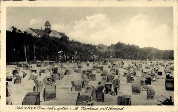 Ak Ostseebad Brunshaupten Kühlungsborn, Kurhaus am Strand, viele Strandkörbe, Wald im Hintergrund
