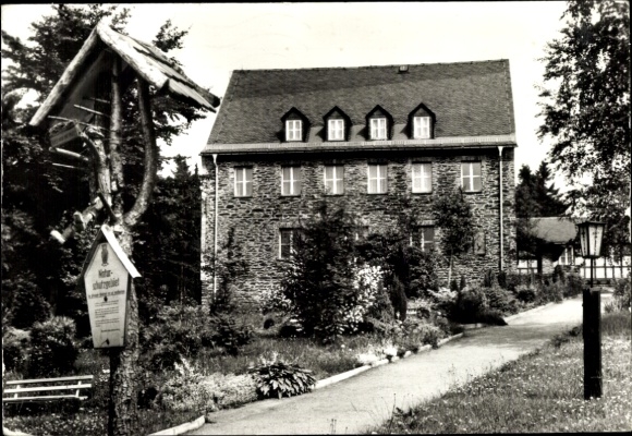 Postcard Bermsgrün Schwarzenberg in the Ore Mountains, workers' home, stone building, well-kept gardens, football...