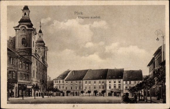 Ak Písek Pisek Südböhmen, Historisches Gebäude, Riegrovo Platz, Bäume, Wolken, Straßenansicht