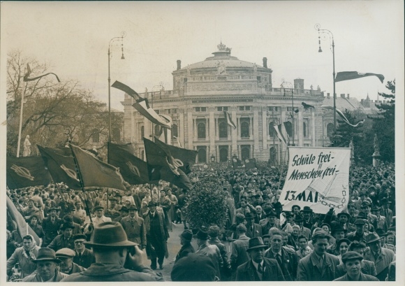 Fot. Wiedeń 1, ratusz, Burgtheater, defilada partii komunistycznej 1 maja 1956 r.