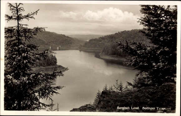 Ak Solingen im Bergischen Land,  Solinger Talsperre, Wasserlandschaft, Bäume, Berge