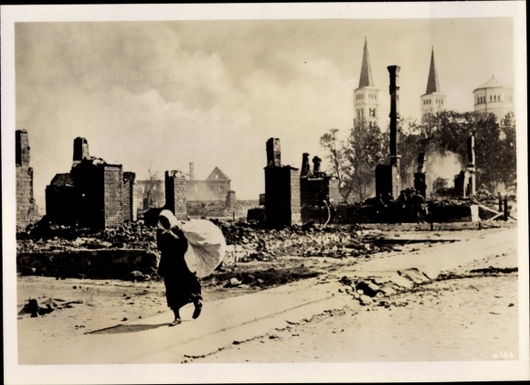 Zdjęcie Heinrich Hoffmann, zniszczone miasto na froncie wschodnim 1941 r