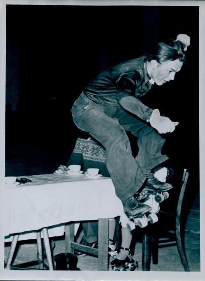 Photo roller skating figure skating, roller skater jumping over a table