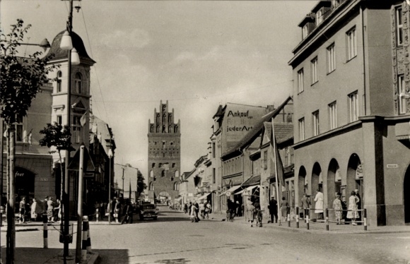 Ak Demmin in West-Pommeren, Luisentor, toren, voorbijgangers, winkels