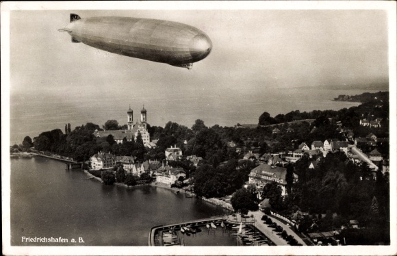 Ak Friedrichshafen am Bodensee, Luftschiff LZ 127 Graf Zeppelin, Fliegeraufnahme